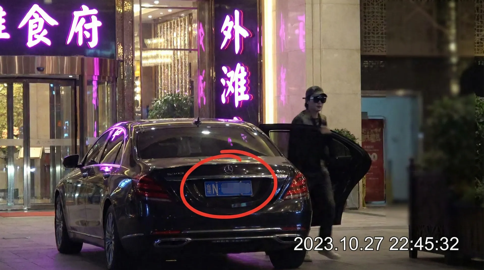 免费的海外短视频软件下载 - 豪车餐厅外偷拍