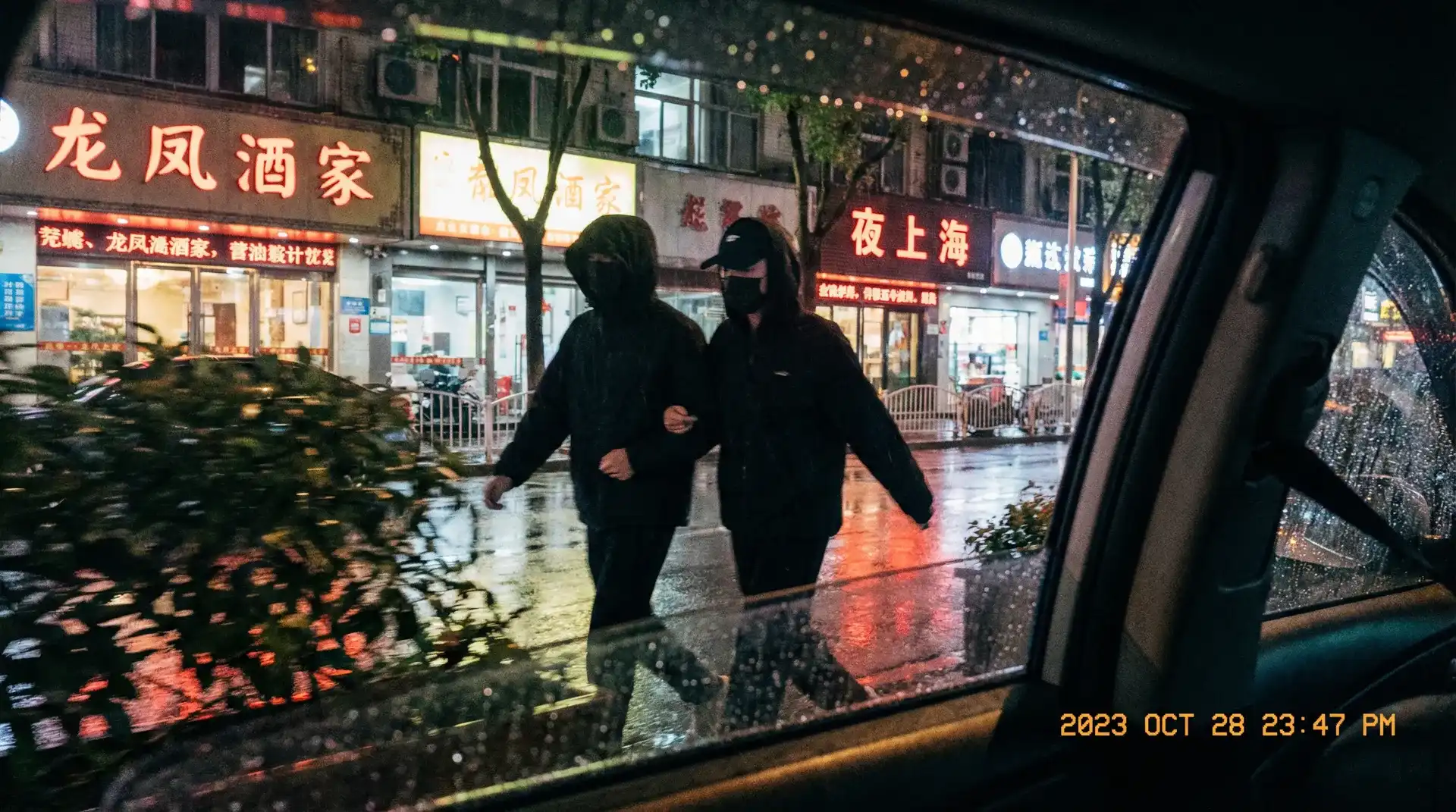 免费的海外短视频软件下载 - 顶流明星深夜密会现场抓拍照片